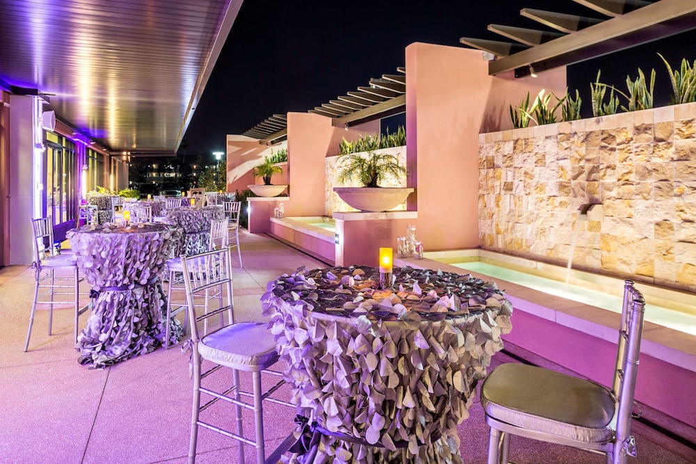 Embassy Suites by Hilton Orlando Lake Buena Vista South — Restaurant & bars in Kissimmee, Florida