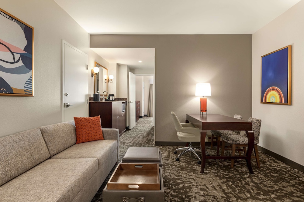 Embassy Suites by Hilton Orlando Lake Buena Vista South — Hotel rooms in Kissimmee, Florida