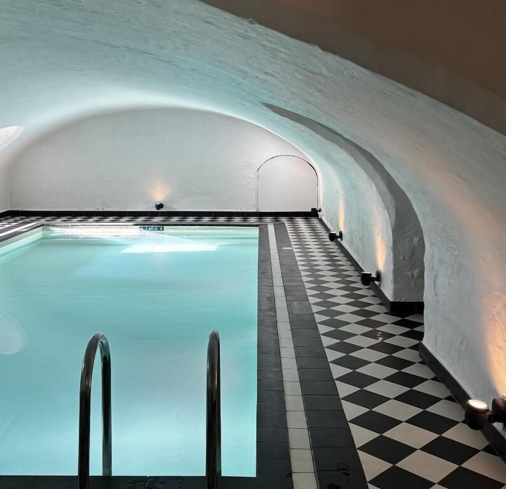 Hotel Navarra Brugge — Swimming pool in Bruges, Flanders