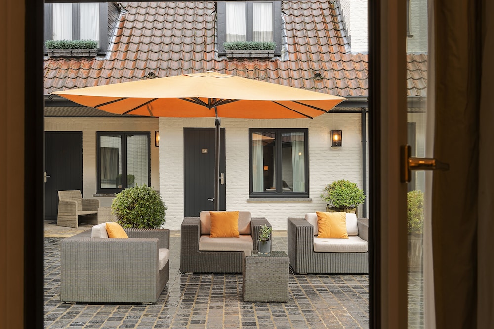Dukes’ Palace Residence – by Dukes’ Hotel Collection — Hotel building in Bruges, Flanders