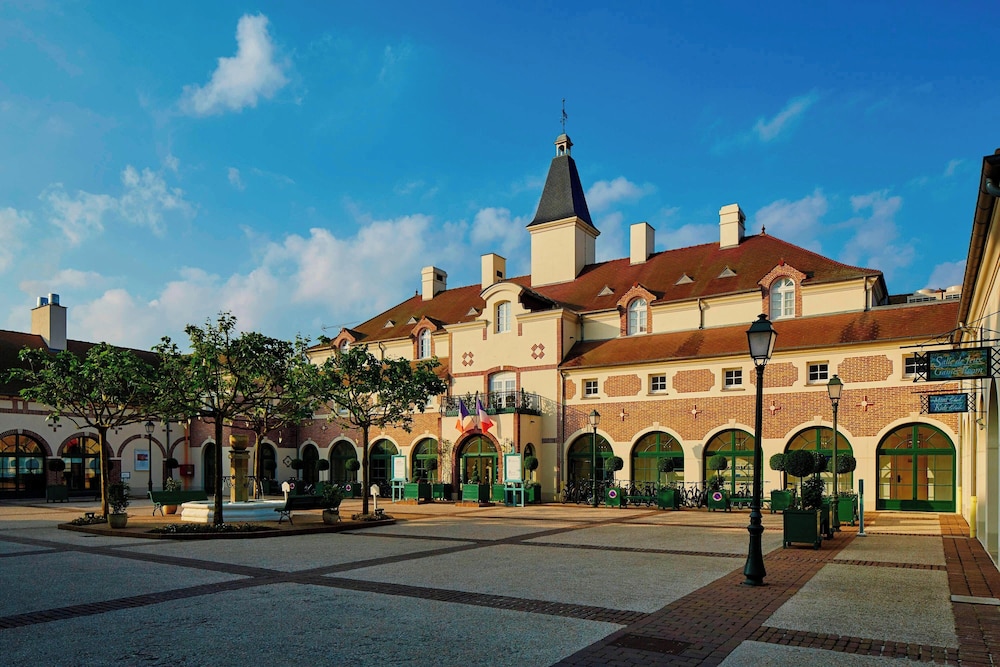 Marriott Village d'Ile-de-France — Hotel building in Disneyland Paris, Ile-de-France