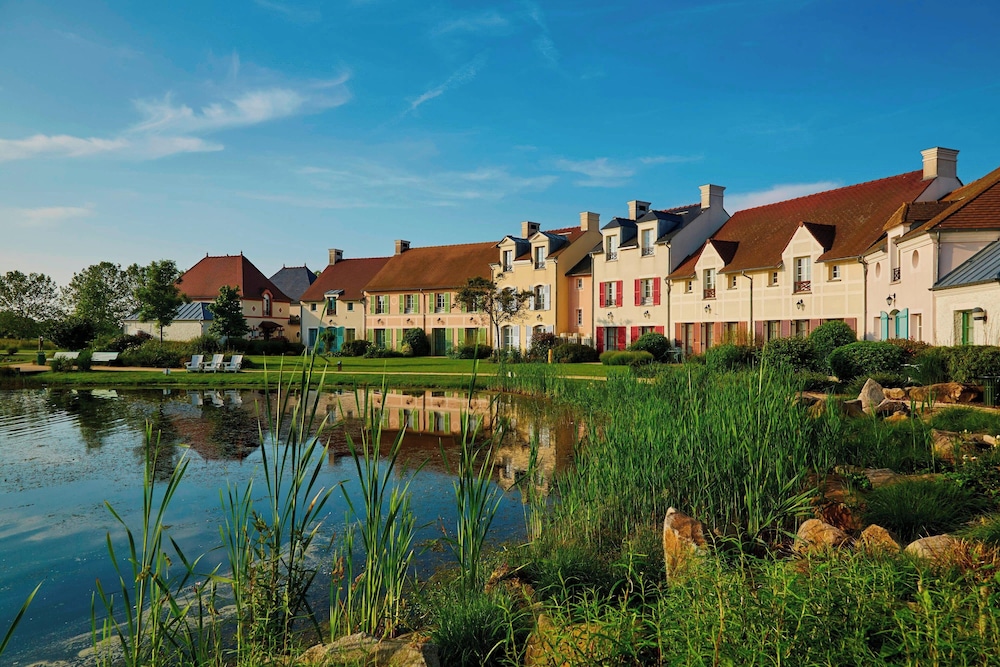 Marriott Village d'Ile-de-France — Hotel building in Disneyland Paris, Ile-de-France
