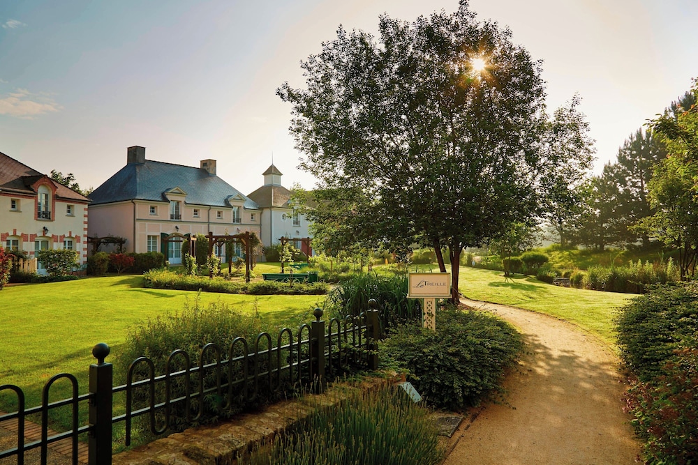 Marriott Village d'Ile-de-France — Hotel building in Disneyland Paris, Ile-de-France