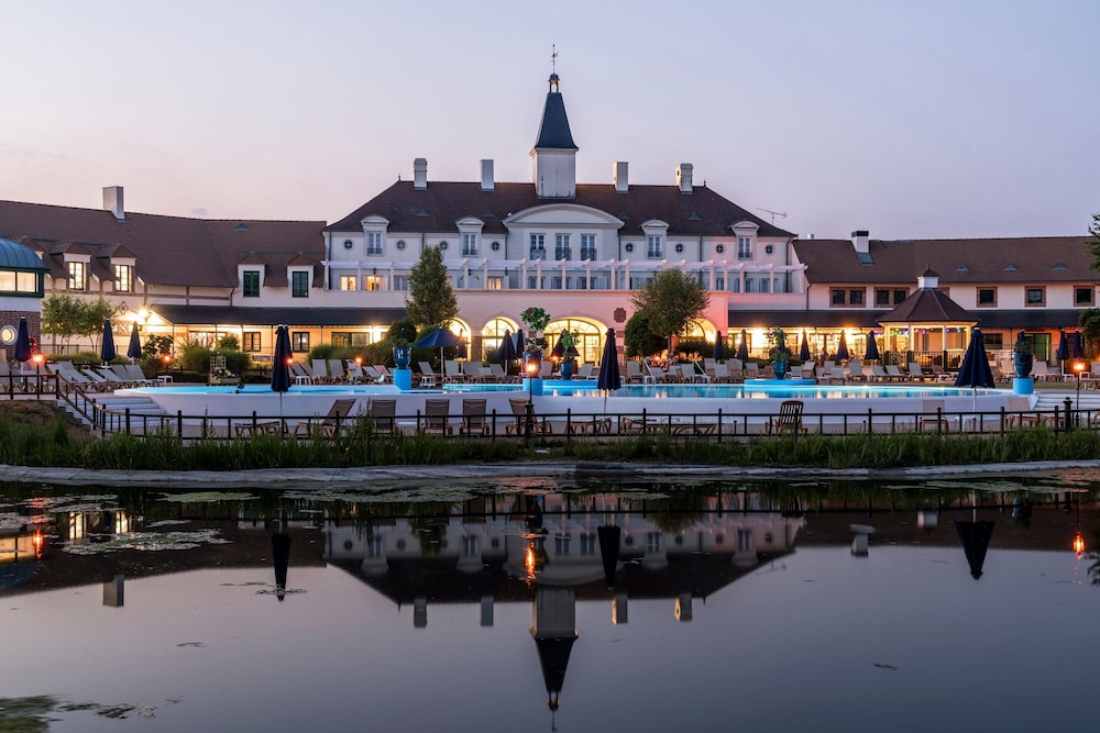 Marriott Village d'Ile-de-France — Hotel building in Disneyland Paris, Ile-de-France