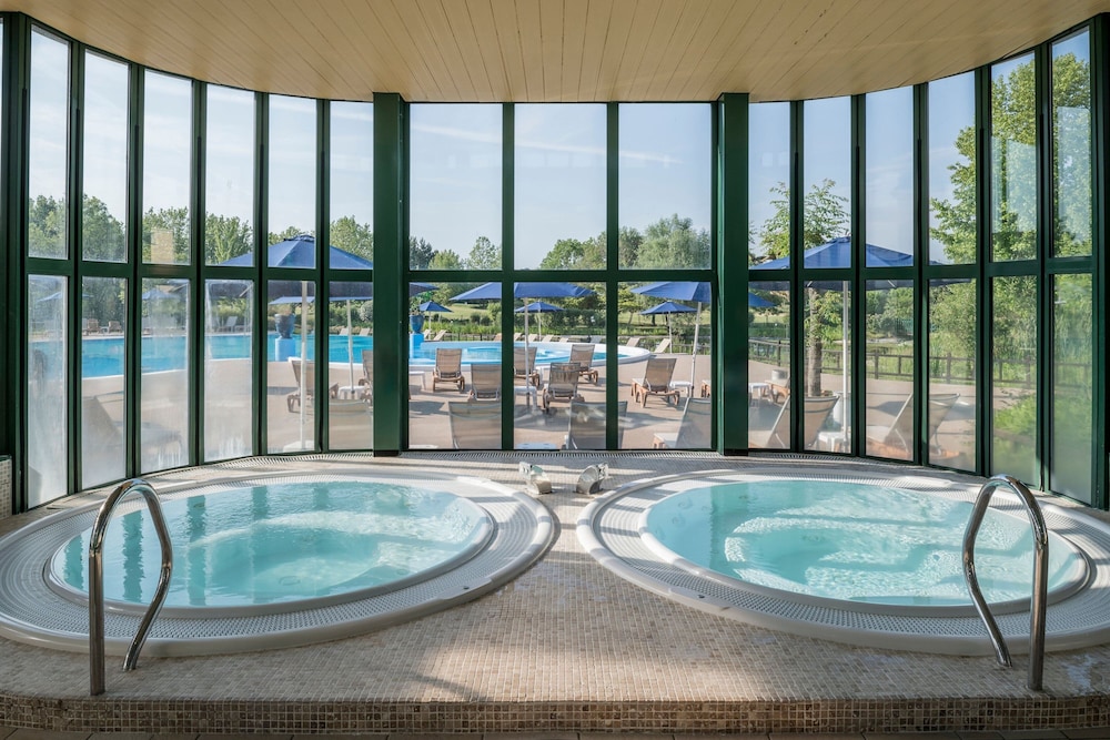 Marriott Village d'Ile-de-France — Swimming pool in Disneyland Paris, Ile-de-France