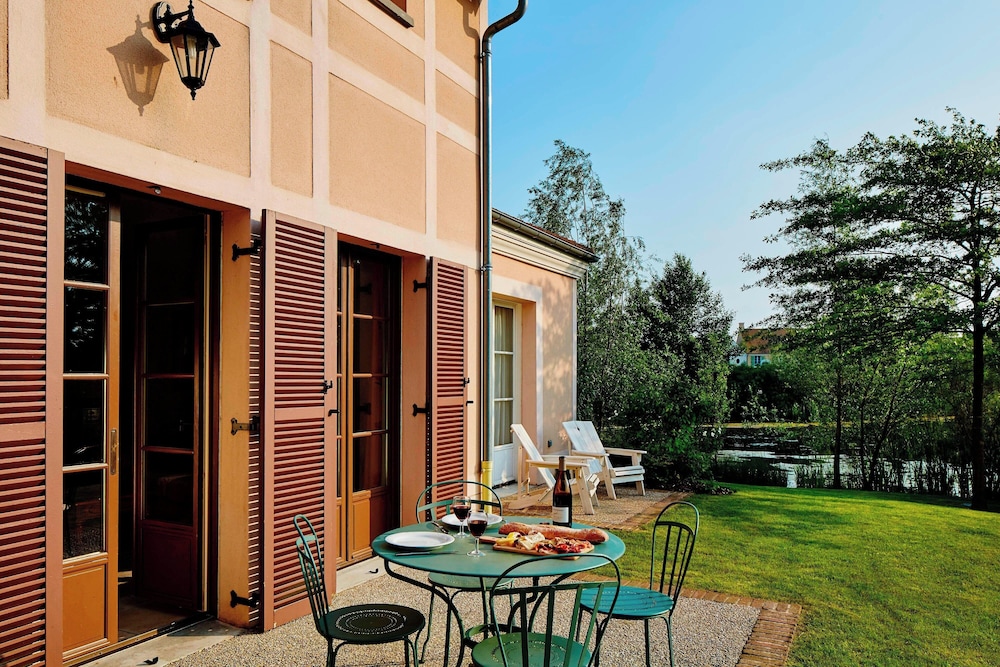 Marriott Village d'Ile-de-France — Hotel building in Disneyland Paris, Ile-de-France
