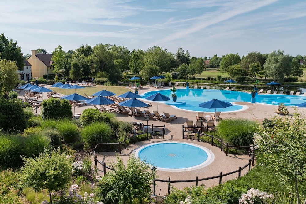 Marriott Village d'Ile-de-France — Swimming pool in Disneyland Paris, Ile-de-France