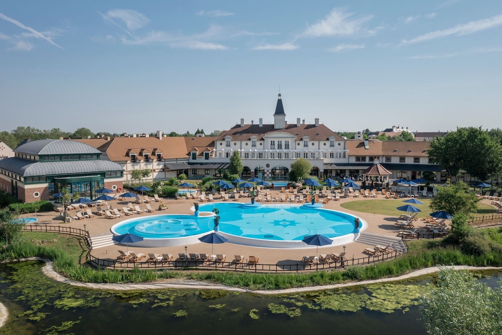 Marriott Village d'Ile-de-France — Swimming pool in Disneyland Paris, Ile-de-France