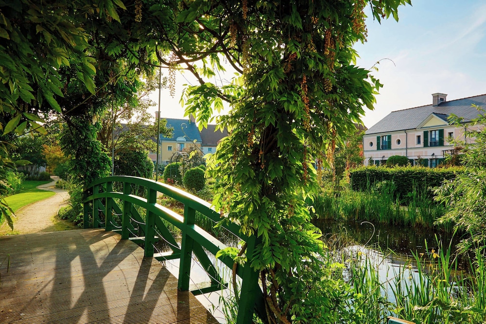 Marriott Village d'Ile-de-France — Attractions in the area in Disneyland Paris, Ile-de-France