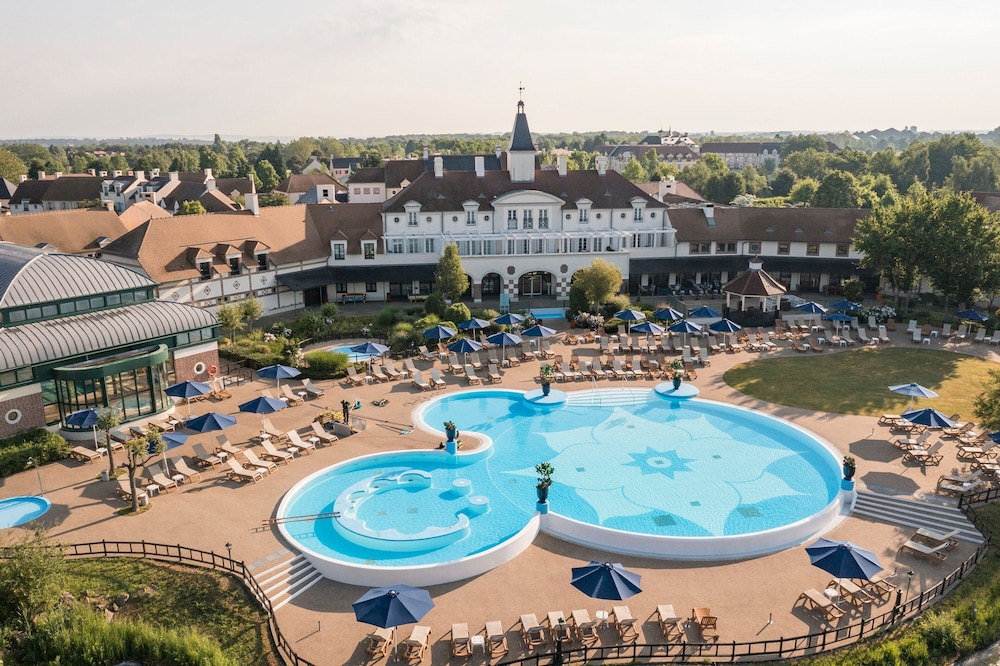 Marriott Village d'Ile-de-France — Swimming pool in Disneyland Paris, Ile-de-France