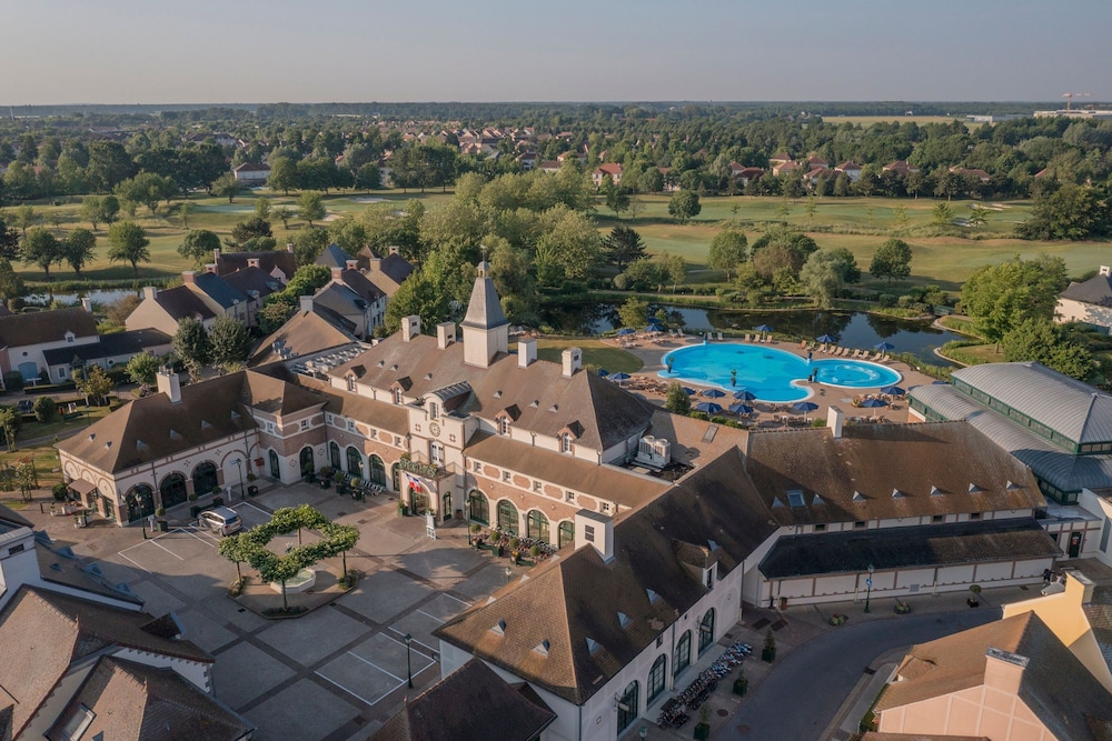 Marriott Village d'Ile-de-France — Hotel building in Disneyland Paris, Ile-de-France