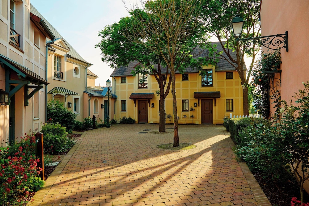 Marriott Village d'Ile-de-France — Hotel building in Disneyland Paris, Ile-de-France