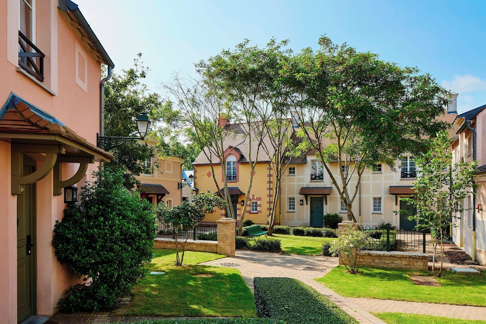 Marriott Village d'Ile-de-France — Hotel building in Disneyland Paris, Ile-de-France