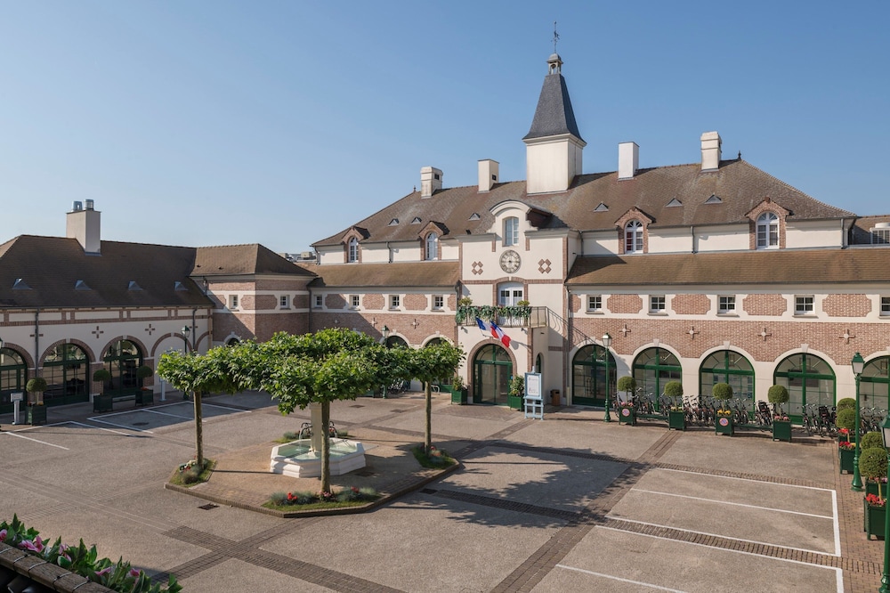 Marriott Village d'Ile-de-France — Hotel building in Disneyland Paris, Ile-de-France