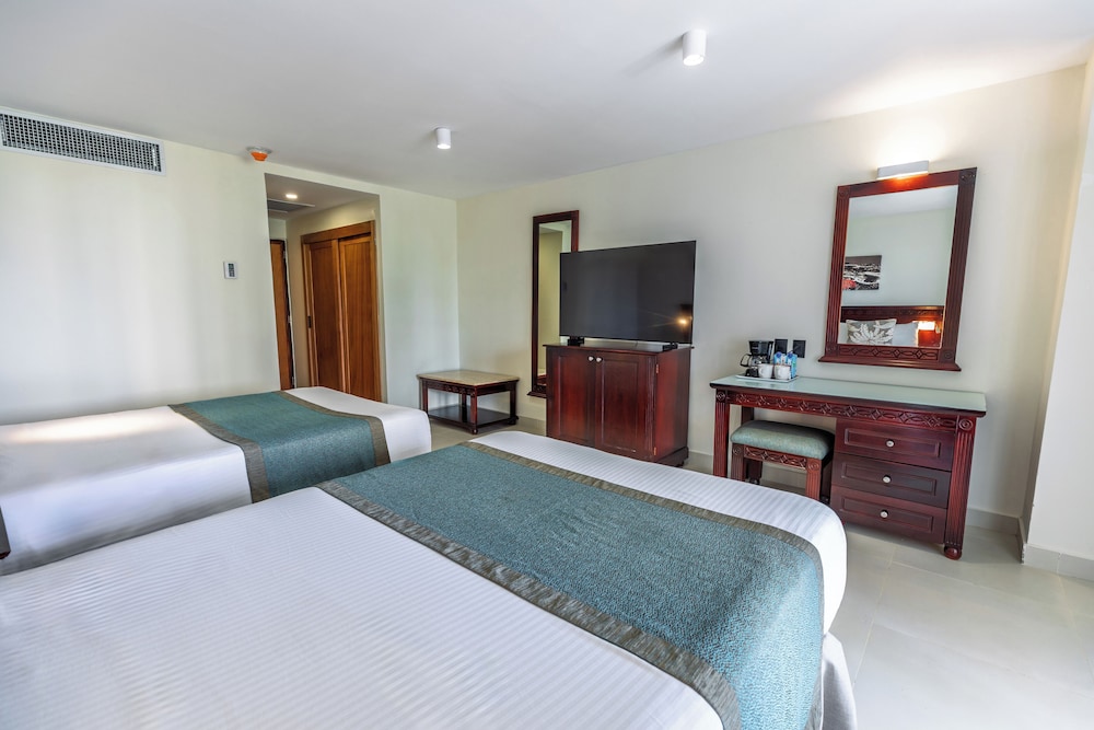 Dominican Fiesta Hotel — Hotel rooms in Santo Domingo, Distrito Nacional