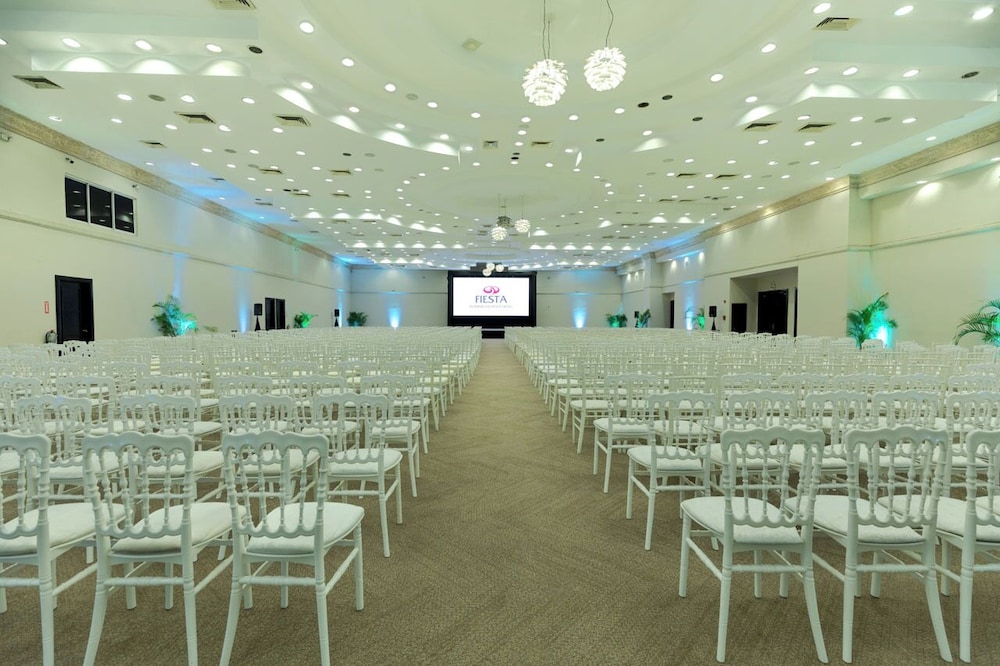 Dominican Fiesta Hotel — Hotel building in Santo Domingo, Distrito Nacional