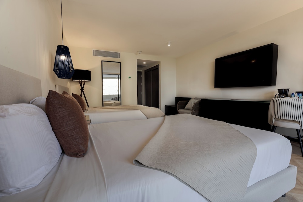 Dominican Fiesta Hotel — Hotel rooms in Santo Domingo, Distrito Nacional
