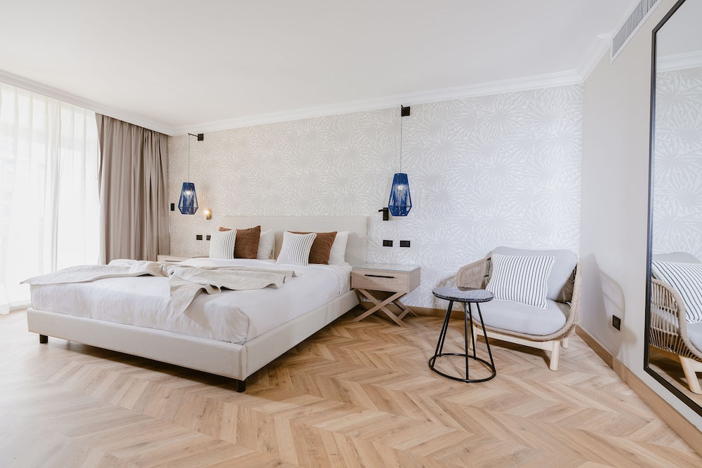 Dominican Fiesta Hotel — Hotel rooms in Santo Domingo, Distrito Nacional