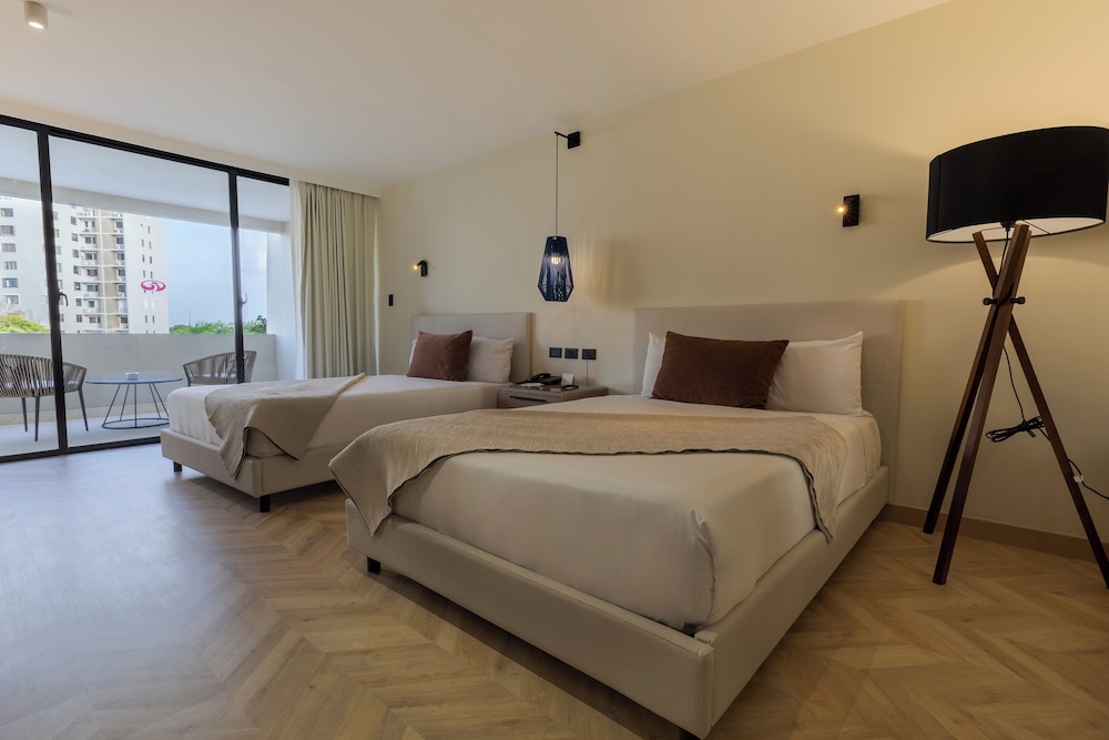 Dominican Fiesta Hotel — Hotel rooms in Santo Domingo, Distrito Nacional