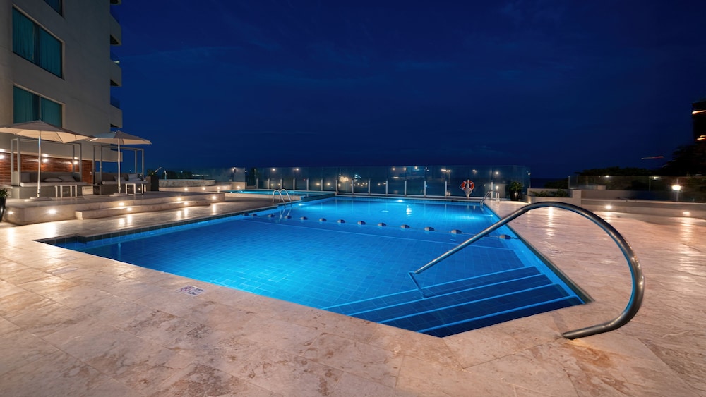 Crowne Plaza Santo Domingo by IHG — Swimming pool in Santo Domingo, Distrito Nacional