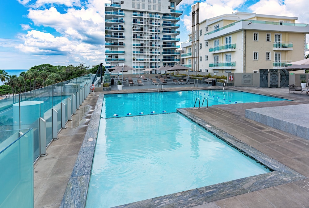 Crowne Plaza Santo Domingo by IHG — Swimming pool in Santo Domingo, Distrito Nacional