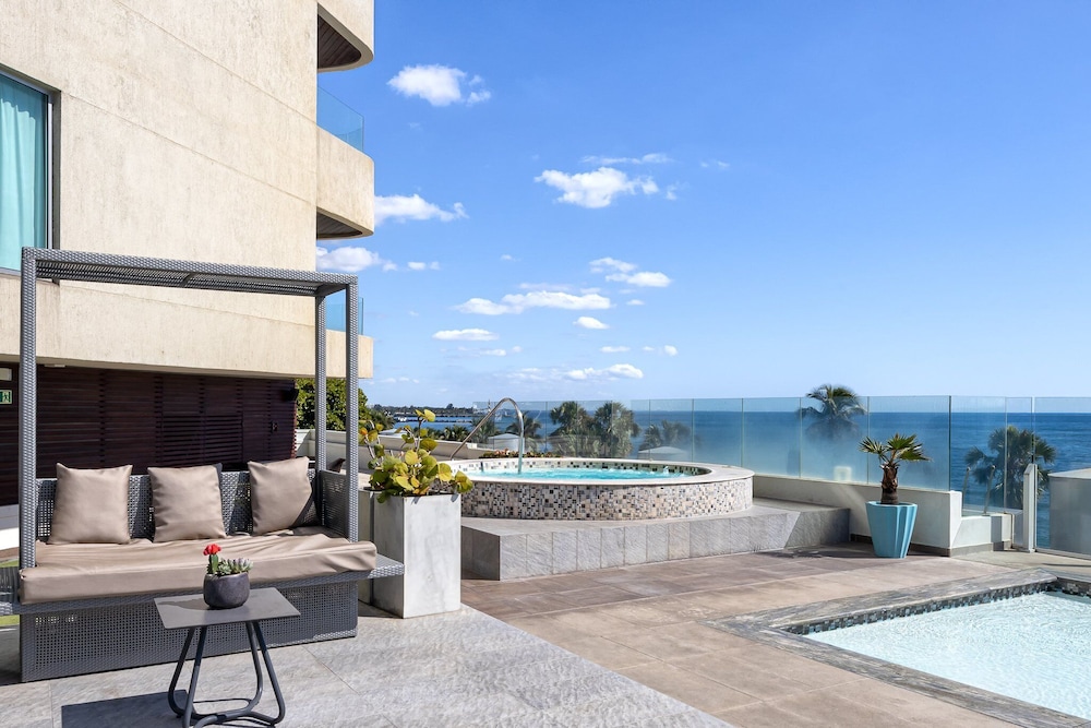 Crowne Plaza Santo Domingo by IHG — Swimming pool in Santo Domingo, Distrito Nacional