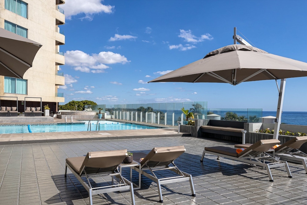 Crowne Plaza Santo Domingo by IHG — Swimming pool in Santo Domingo, Distrito Nacional
