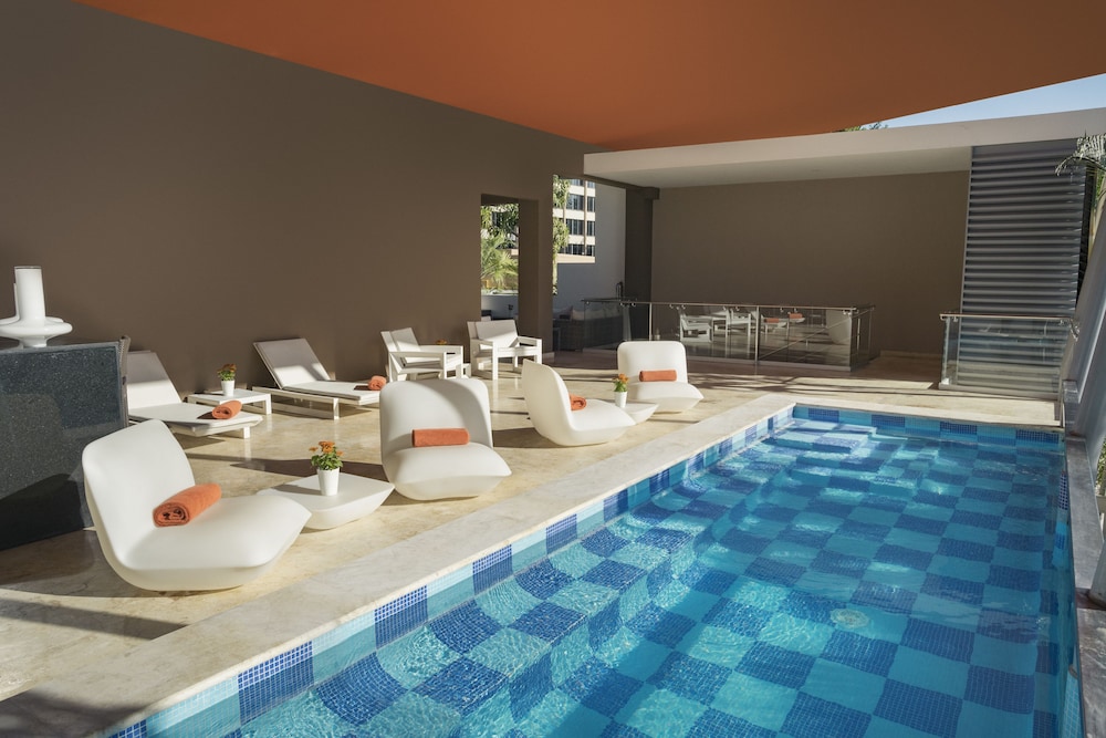 El Embajador, a Royal Hideaway Hotel — Swimming pool in Santo Domingo, Distrito Nacional