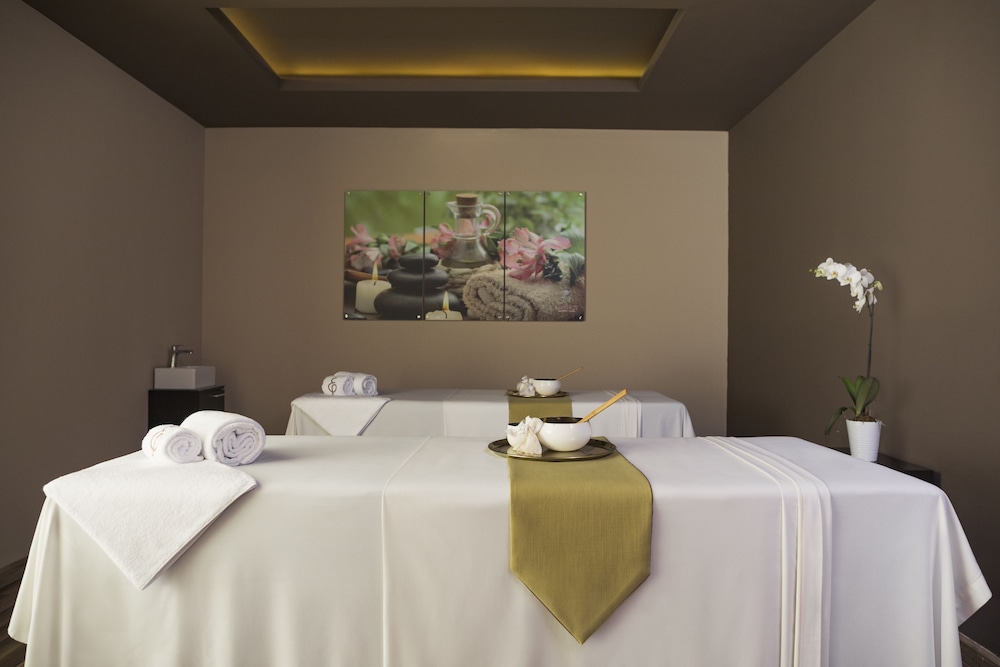 El Embajador, a Royal Hideaway Hotel — Hotel rooms in Santo Domingo, Distrito Nacional