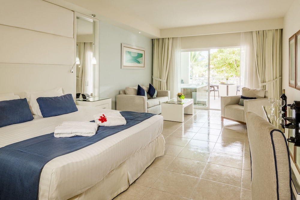 Ocean Blue & Sand Beach Resort - All Inclusive — Hotel rooms in Bavaro, La Altagracia