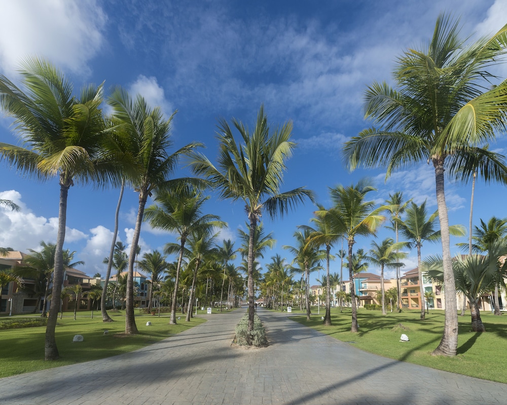 Ocean Blue & Sand Beach Resort - All Inclusive — Hotel building in Bavaro, La Altagracia