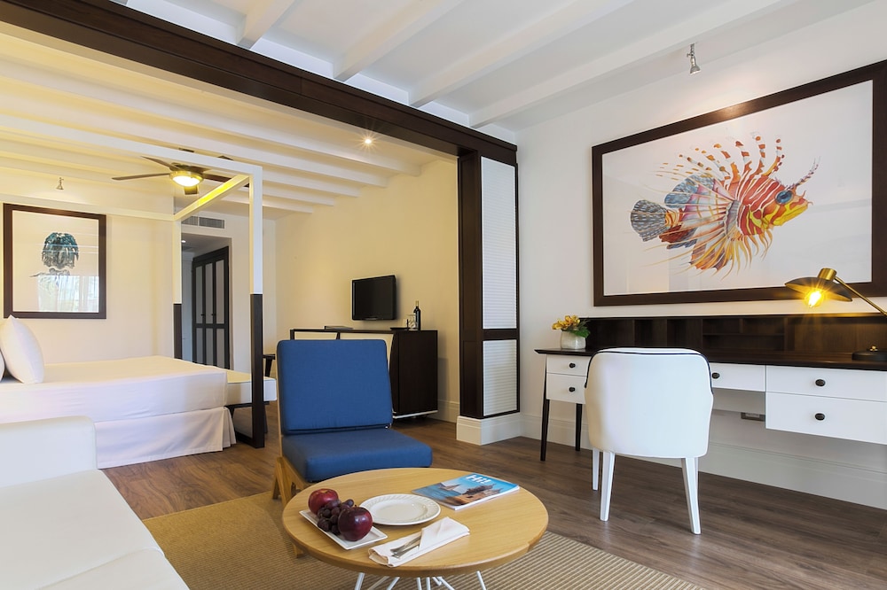 Ocean Blue & Sand Beach Resort - All Inclusive — Hotel rooms in Bavaro, La Altagracia