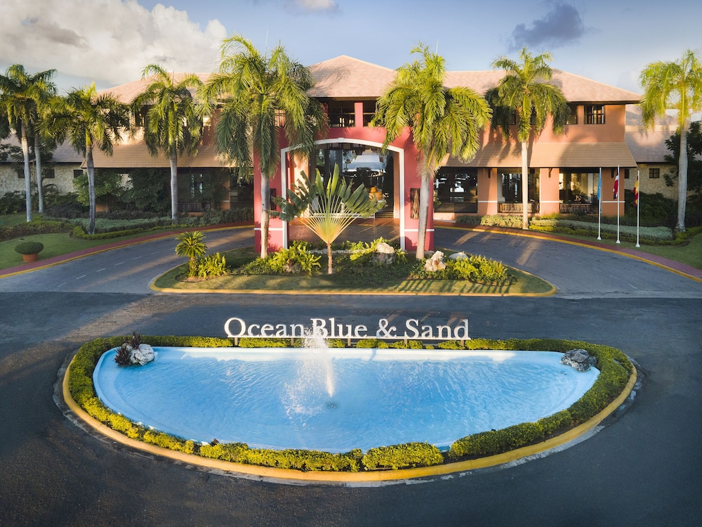 Ocean Blue & Sand Beach Resort - All Inclusive — Hotel building in Bavaro, La Altagracia