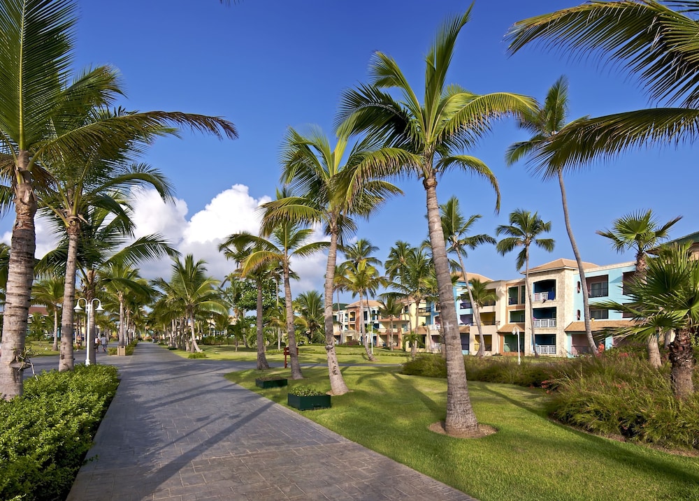 Ocean Blue & Sand Beach Resort - All Inclusive — Hotel building in Bavaro, La Altagracia