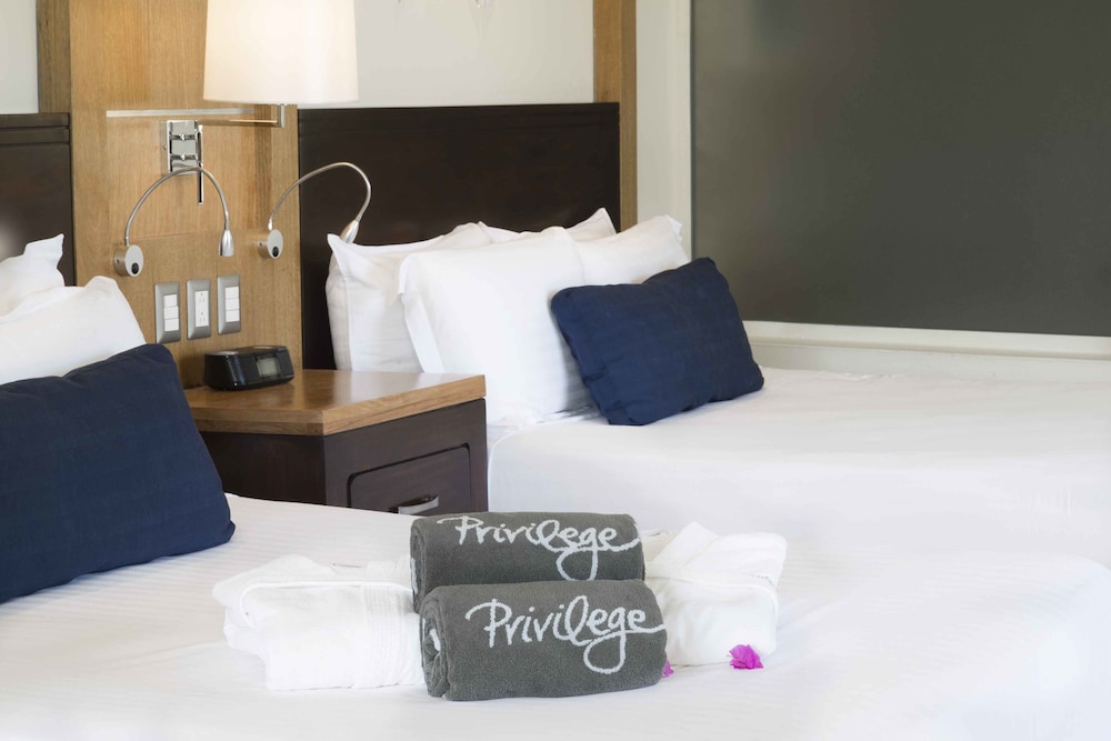 Ocean Blue & Sand Beach Resort - All Inclusive — Hotel rooms in Bavaro, La Altagracia