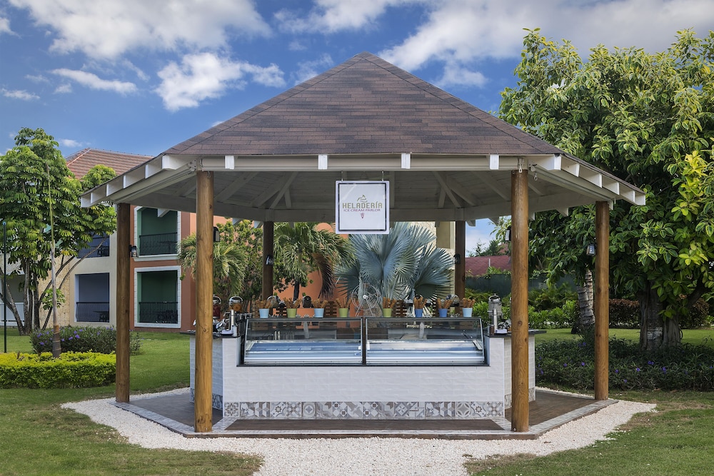 Ocean Blue & Sand Beach Resort - All Inclusive — Restaurant & bars in Bavaro, La Altagracia