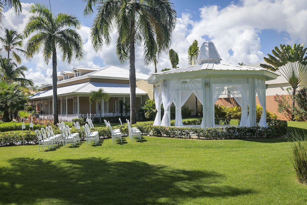 Ocean Blue & Sand Beach Resort - All Inclusive — Hotel building in Bavaro, La Altagracia