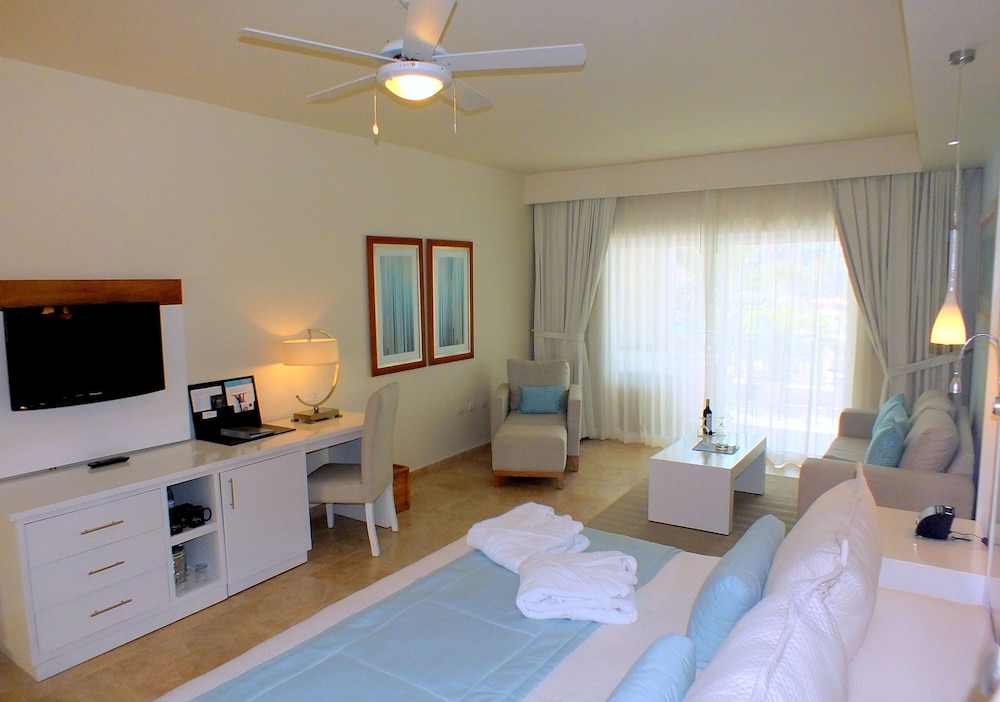 Ocean Blue & Sand Beach Resort - All Inclusive — Hotel rooms in Bavaro, La Altagracia