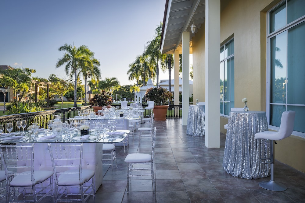 Ocean Blue & Sand Beach Resort - All Inclusive — Hotel building in Bavaro, La Altagracia