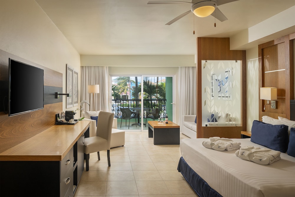 Ocean Blue & Sand Beach Resort - All Inclusive — Hotel rooms in Bavaro, La Altagracia