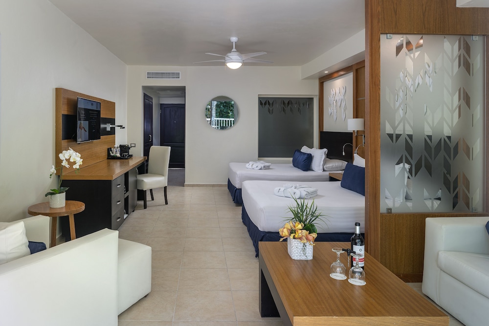 Ocean Blue & Sand Beach Resort - All Inclusive — Hotel rooms in Bavaro, La Altagracia