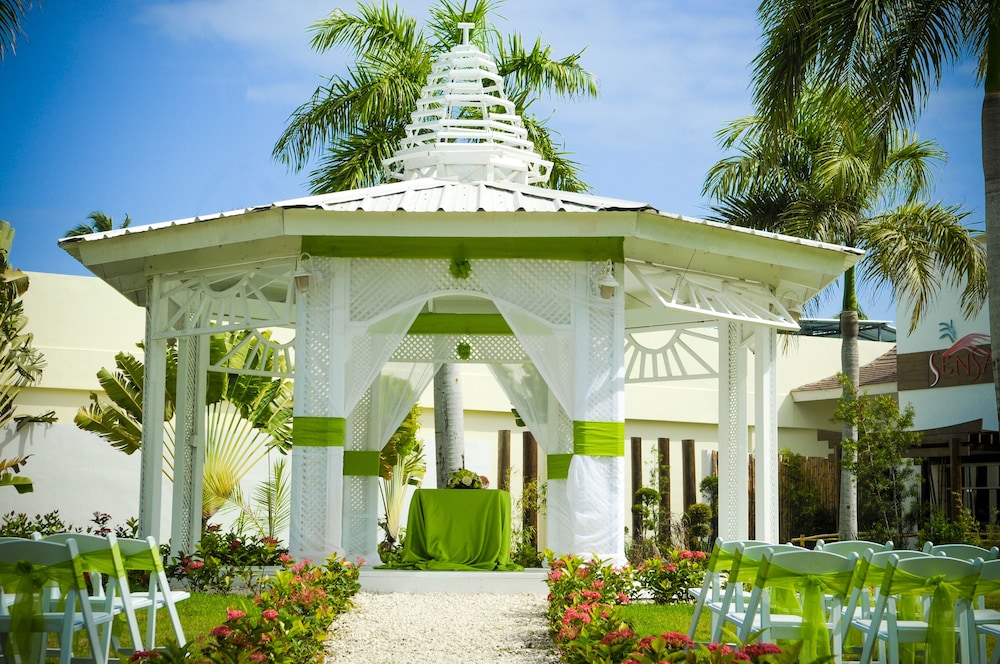 Ocean Blue & Sand Beach Resort - All Inclusive — Hotel building in Bavaro, La Altagracia