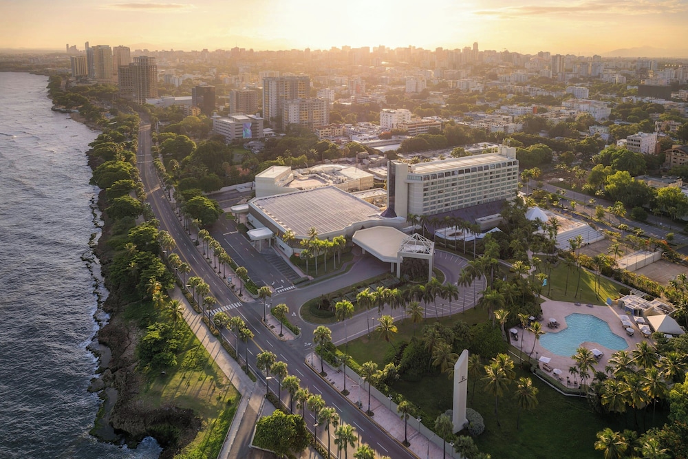 Renaissance Santo Domingo Jaragua Hotel & Casino — Hotel building in Santo Domingo, Distrito Nacional