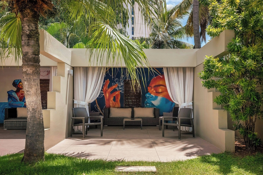 Renaissance Santo Domingo Jaragua Hotel & Casino — Hotel building in Santo Domingo, Distrito Nacional