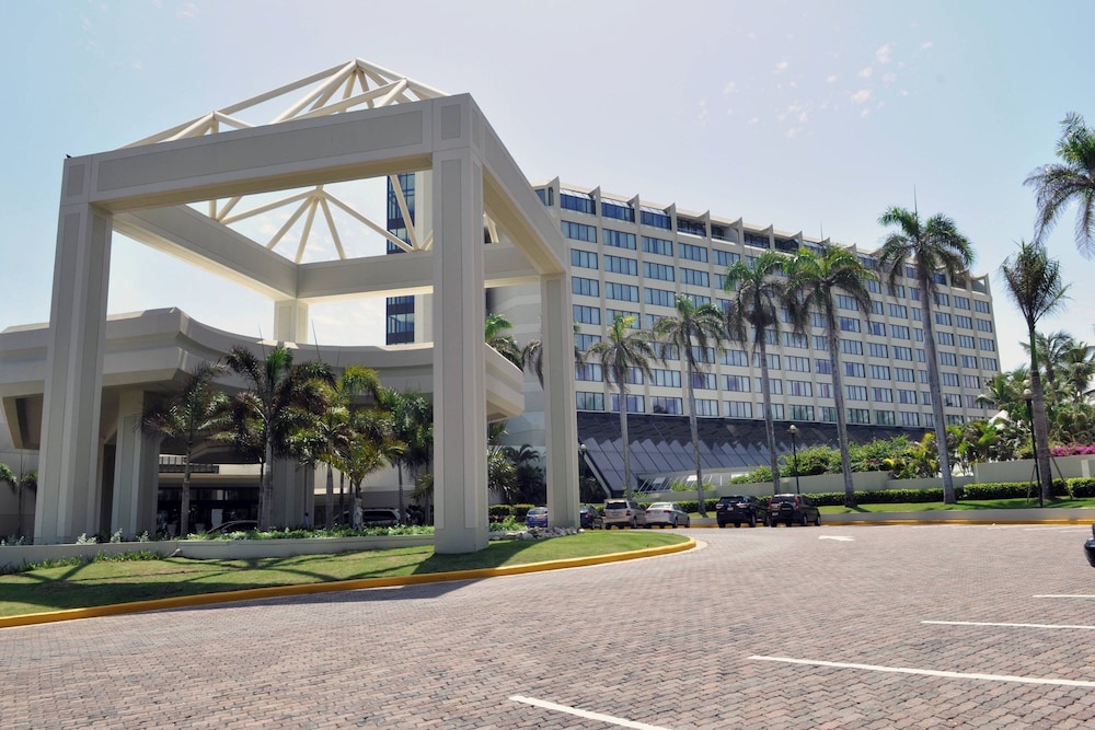 Renaissance Santo Domingo Jaragua Hotel & Casino — Hotel building in Santo Domingo, Distrito Nacional