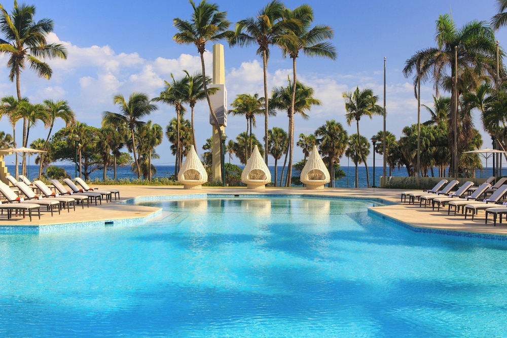 Renaissance Santo Domingo Jaragua Hotel & Casino — Swimming pool in Santo Domingo, Distrito Nacional