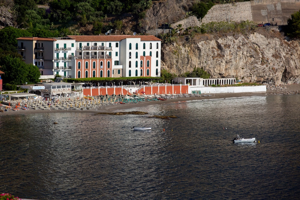 Hotel Lido Mediterranee — Hotel building in Taormina, Sicily