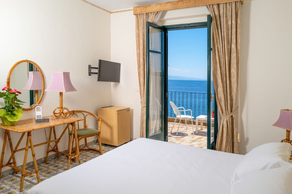 Hotel Lido Mediterranee — Hotel rooms in Taormina, Sicily