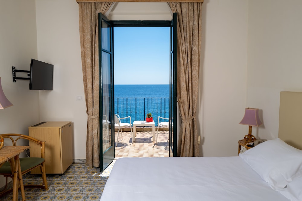 Hotel Lido Mediterranee — Hotel rooms in Taormina, Sicily