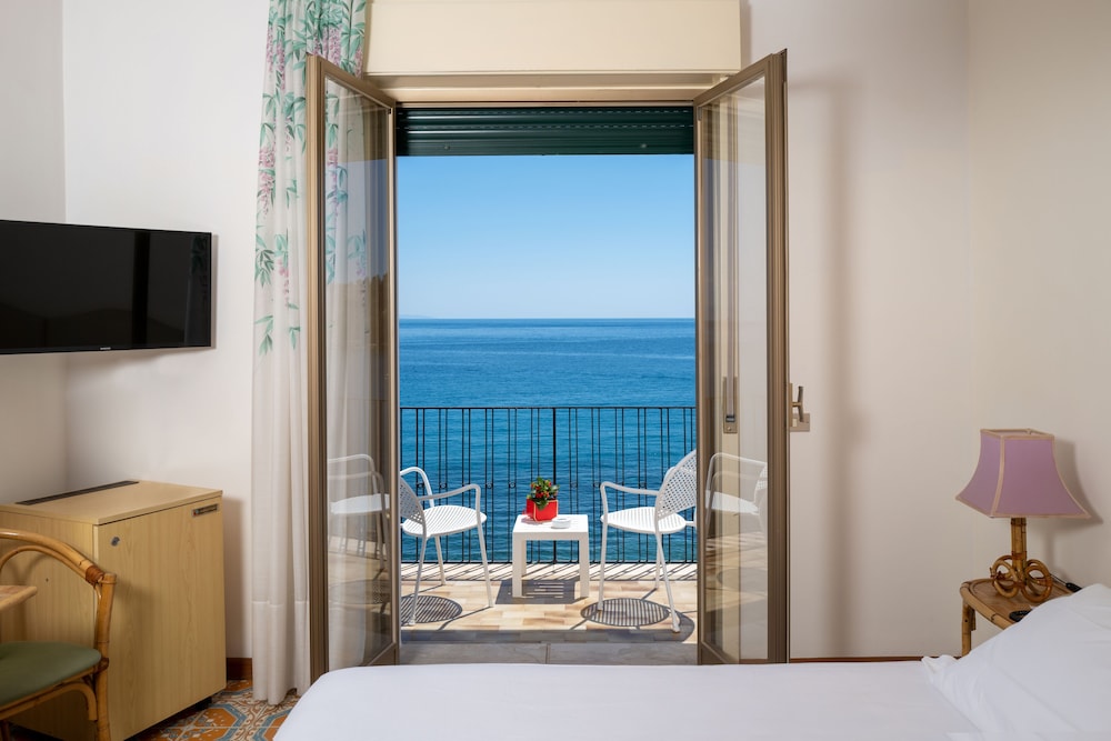 Hotel Lido Mediterranee — Hotel rooms in Taormina, Sicily